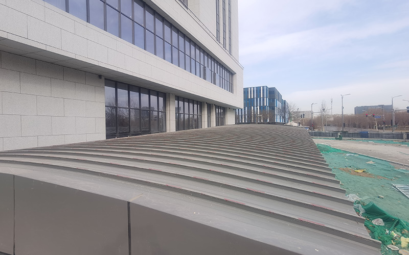 智能安保產(chǎn)業(yè)基地項(xiàng)目汽車坡道金屬屋面工程